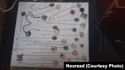 گردن بندهای زنانه که از سوی شماری از زنان در ولایت فراه و نیمروز ساخته شده اند.