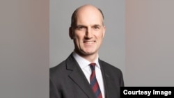 Улуу Британиянын тышкы иштер министринин орун басары Лео Докерти. 