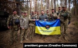 Президент України Володимир Зеленський під час відвідин місць дислокації бригад, які виконують бойові завдання на ділянці Куп’янськ (Харківщина) – Лиман (Донеччина), 3 жовтня 2023 року. Українське законодавство забороняє вибори під час дії воєнного стану