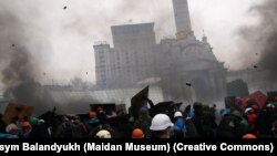 Готель «Україна» (на задньому плані) під час Революції гідності 