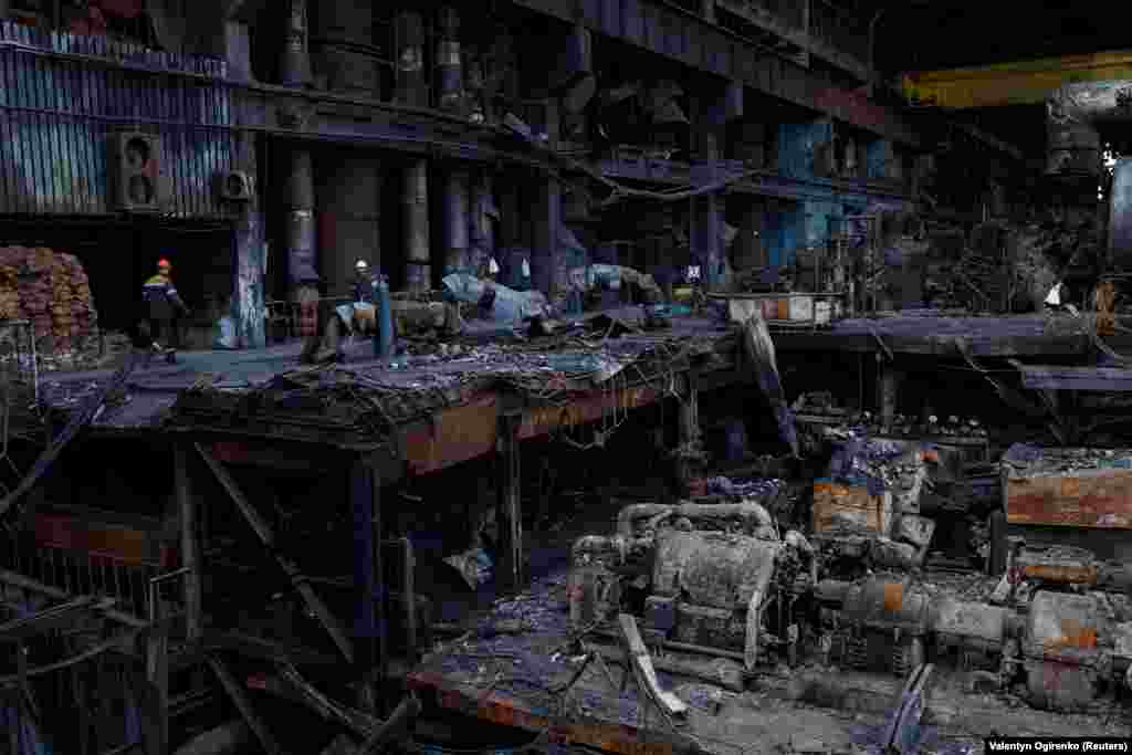 Співробітники всередині зруйнованої електростанції. Нинішні збитки від російських атак вважають гіршими, ніж минулої зими, хоча вони й більш локальні. Пояснюють, що масових відключень електроенергії вдалося уникнути завдяки теплій погоді, імпорту енергоносіїв із Євросоюзу та збільшенню виробництва відновлюваної енергії