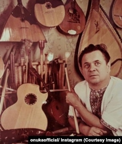 Дідусь Нати Жижченко, майстер народних інструментів та музикант Олександр Шльончик