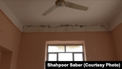 یکی از صنف های درسی یکی از مکاتب ولایت هرات که در اثر زلزله های ماه اکتبر سال گذشته آسیب دیده است