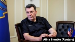 «Це питання неодноразово розглядали на Ставці верховного головнокомандувача. Є відповідне рішення РНБО. Я можу сказати, що ми це обов’язково пройдемо», – зазначив Данілов