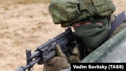 У розвідці зауважують, що висока місячна зарплата і бонуси спонукатимуть деяких трудових мігрантів погодитися на цю пропозицію (фото ілюстративне)