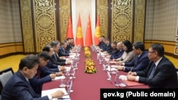 Кытай менен Кыргызстандын өкмөттөрүнүн жолугушуусу.