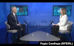 Генеральный секретарь НАТО Йенс Столтенберг и журналист украинской службы Радио Свобода Зоряна Степаненко