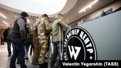 "ЧВК Вагнер центр" компаниясынын кире беришиндеги адамдар. Санкт-Петербург. Орусия. 4-ноябрь, 2022-жыл. Иллюстрациялык сүрөт. Жаңылыкка тиешеси жок.
