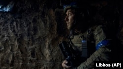 Донецк облусунда салгылашып жаткан украин жоокери.