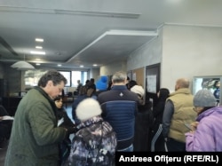 În fiecare zi, la casa de asigurări din București, sunt cozi permanente de 30 de persoane. „Sistemul nu funcționează”.