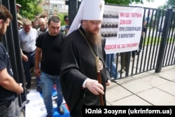 Митрополит УПЦ (Московського патріархату) Феодосій (Денис Снігірьов), якого звинувачують у розпалюванні релігійної ворожнечі, на території Соснівського районного суду міста Черкаси, 29 травня 2024 року