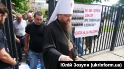 Митрополит УПЦ (МП) Феодосий (Денис Снигирев), которого подозревают в отрицании вооруженной агрессии РФ и распространении призывов к межконфессиональной вражде, перед слушанием его дела в Сосновском районном суде Черкасс, 29 мая 2024 года