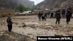در نتیجه سیلاب های اخیر در ولایت غور صد ها خانواده مجبور به ترک مناطق شان شده اند
