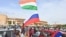 Сторонники Национального совета Нигера по охране родины размахивают нигерийскими и российскими флагами во время демонстрации в поддержку военного переворота в городе Ниамей. 6 августа 2023 года