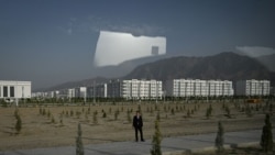 Diňle: Berdimuhamedow Arkadag şäherine iş saparyny amala aşyrdy, ýerli ýaşaýjylaryň hereketi çäklendirildi
