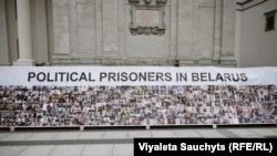 Плякат на акцыі салідарнасьці з палітвязьнямі ў Вільні, Літва. Архіўнае фота