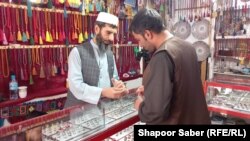 داخل یک دکان انتیک فروشی در هرات