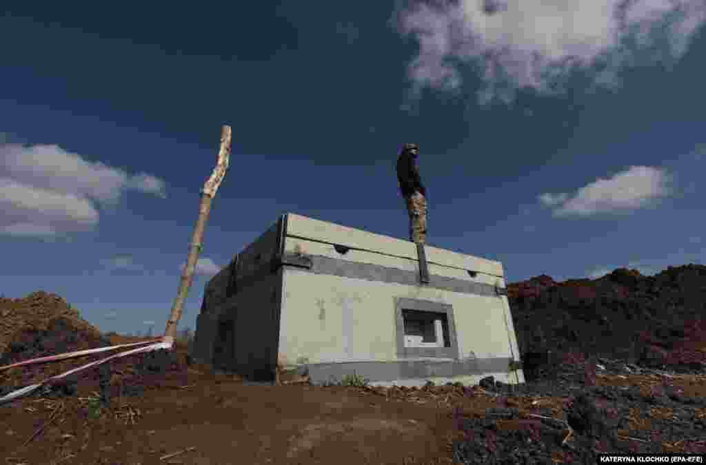 Строительство трёх оборонительных линий &mdash; это &laquo;масштабная задача, но темпы хорошие&raquo;, заявил Зеленский. Украина всё чаще использует сборные железобетонные укрытия. Впервые они появились на Донбассе в таких местах, как Авдеевка и Марьинка, а в настоящее время их устанавливают в районах, где высока вероятность российских ударов