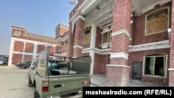 منطقه درابن در سی و پنج کیلومتری دیره اسماعیل خان جایی که شاهد حمله انتحاری و مسلحانه بود و در اثر آن 23 سرباز پاکستان کشته شدند.