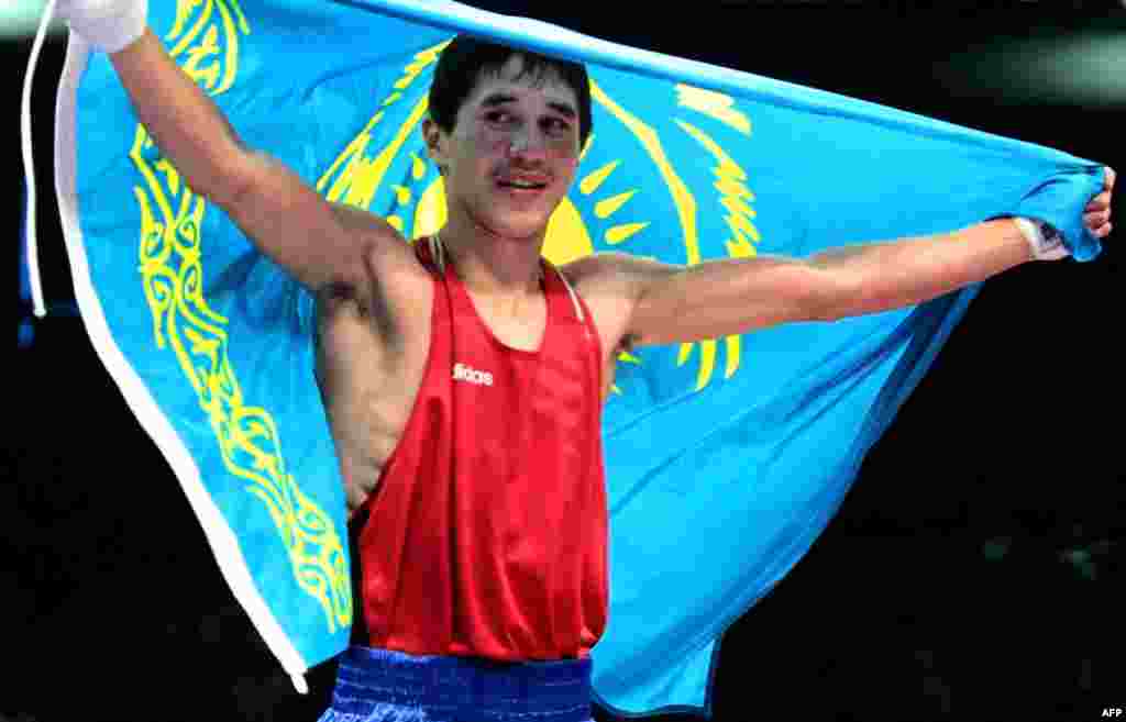 Боксер Бекзат Саттарханов (57 килограммов) стал чемпионом Олимпиады в Сиднее в 2000 году. Ему было 20 лет.&nbsp; 31 декабря 2000 года Саттарханов погию в дорожной аварии возле Шымкента