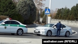 Sürüjileriň tassyklamagyna görä, ulag eýelerine bir günüň dowamynda şol bir sebäp esasynda ençeme gezek jerime ýazylýan halaty hem bolýar. (Illýustrasiýa suraty)