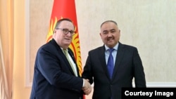 Лесли Вигери менен Нурланбек Шакиев.