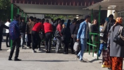 Diňle: Daşary ýurda gitmekçi bolýan türkmen raýatlary 'ýardamçy araçylaryň' aldawyna düşýär