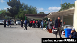 Aşgabatdaky rus ilçihanasynyň öňünde dörän wiza nobaty. Arhiw suraty.