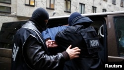 Польшанын ички коопсуздук кызматы (ABW) маал-маалы менен чет элдик тыңчы деп шектелген адамдар кармалганын билдирип турат. 