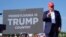 Експрезидент США і теперішній лідер внутрішніх виборів Республіканської партії Дональд Трамп у момент прибуття на передвиборний мітинг 13 липня в Батлері, штат Пенсильванія
