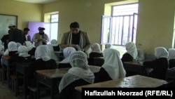 بیش از ۱۰۰۰ روز است که مکاتب دخترانه به روی دختران بالای صنوف ششم در افغانستان مسدود است.