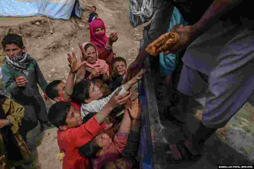 Ыктыярчылар Шержалал айылында жабыркаган балдарга нан таратууда.&nbsp; &nbsp;