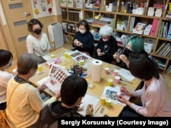 Японці навчаються малювати писанки