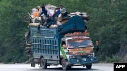 تعدادی از مهاجرین افغان که مجبور شده اند پاکستان را ترک کنند