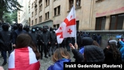 Վրաստան - Ցուցարարները և իրավապահները խորհրդարանի շենքի մոտ, Թբիլիսի, 14-ը մայիսի, 2024թ.