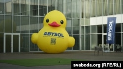 Качака з лягатыпам BySol на канфэрэнцыі "Новая Беларусь". Вільня, Літва, 4 жніўня 2024 году