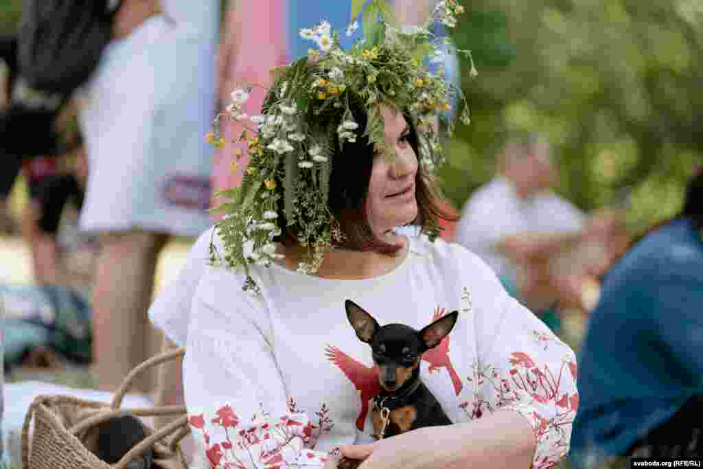 В торжествах в Вильнюсе приняла участие лидер белорусской оппозиции Светлана Тихановская. Многие сторонники Тихановской утверждают, что она одержала победу на президентских выборах 2020 года. Она баллотировалась вместо своего мужа Сергея Тихановского, который находился в одиночной камере в Беларуси. &laquo;Позвольте поблагодарить организаторов за то, что они дали возможность почувствовать белорусские традиции и приобщиться к ним, даже находясь в другой стране&raquo;, &mdash; сказала Тихановская