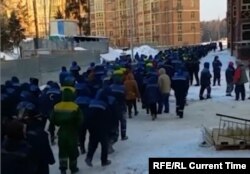 Айлык талап кылып митингге чыккан жумушчулар. 22-февраль, 2023-жыл.