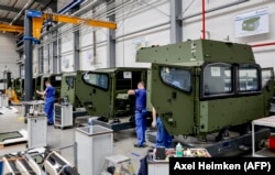 Зараз грошей більше, ніж потужностей оборонно-промислових комплексів. На фото: виробничий цех оборонної компанії Rheinmetall, Німеччина, червень 2023 року