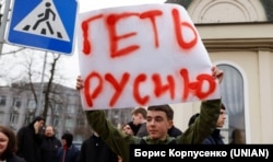 Юнак із плакатом біля входу на територію Києво-Печерської лаври, приміщення якої, відповідно до рішення влади України, 29 березня мала залишити УПЦ (МП). Київ, 31 березня 2023 року