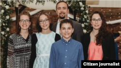 رایان کوربت یکی از زندانیان امریکایی در افغانستان در این عکس با خانواده‌اش دیده می‌شود. خانوادۀ او مدتی را در افغانستان زندگی کردند و در زمینۀ ارایه ابزار ذهقانی به کشاورزان افغان کمک می‌کردند.