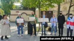 Türkmenistanda bolup geçen harasadyň dördünji ýyl dönüminde, türkmenistanly we käbir post-sowet ýurtlaryndan bolan aktiwistler ÝHHG-niň Warşawadaky edarasynyň öňünde protest aksiýasyny geçirip, türkmen hökümetinden hasabat soraýar. Warşawa, Polşa. 27-nji aprel, 2024 ý. 