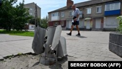 Чоловік проходить повз залишки російської ракети у Вовчанську, Харківська область, 18 липня 2023 року (фото ілюстративне)