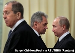 Зліва направо: два російські міністри – закордонних справ і оброни – Сергій Лавров та Сергій Шойгу та президент Росії Володимир Путін (архівна світлина)