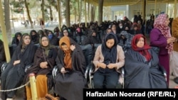 زنان، بخش بزرگی از کارمندان خدمات ملکی در افغانستان را تشکیل می‌دادند، اما با حاکمیت دوبارۀ طالبان، اکثریت آنان خانه‌نشین شدند.