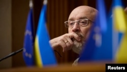 Oleksiy Reznikov hərbçiləri şişirdilmiş qiymətlərlə ərzaqla təmin edən təchizatçılarla bağlı qalmaqaldan sonra müdafiə naziri vəzifəsindən qovulub.