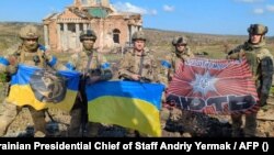 Ուկրաինացի զինվորականներն ազատագրված Կլեշչիևկայում, 17-ը սեպտեմբերի, 2023թ.