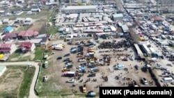 Аксы районунун Кербен шаарындагы борбордук базар. УКМК тараткан сүрөт.