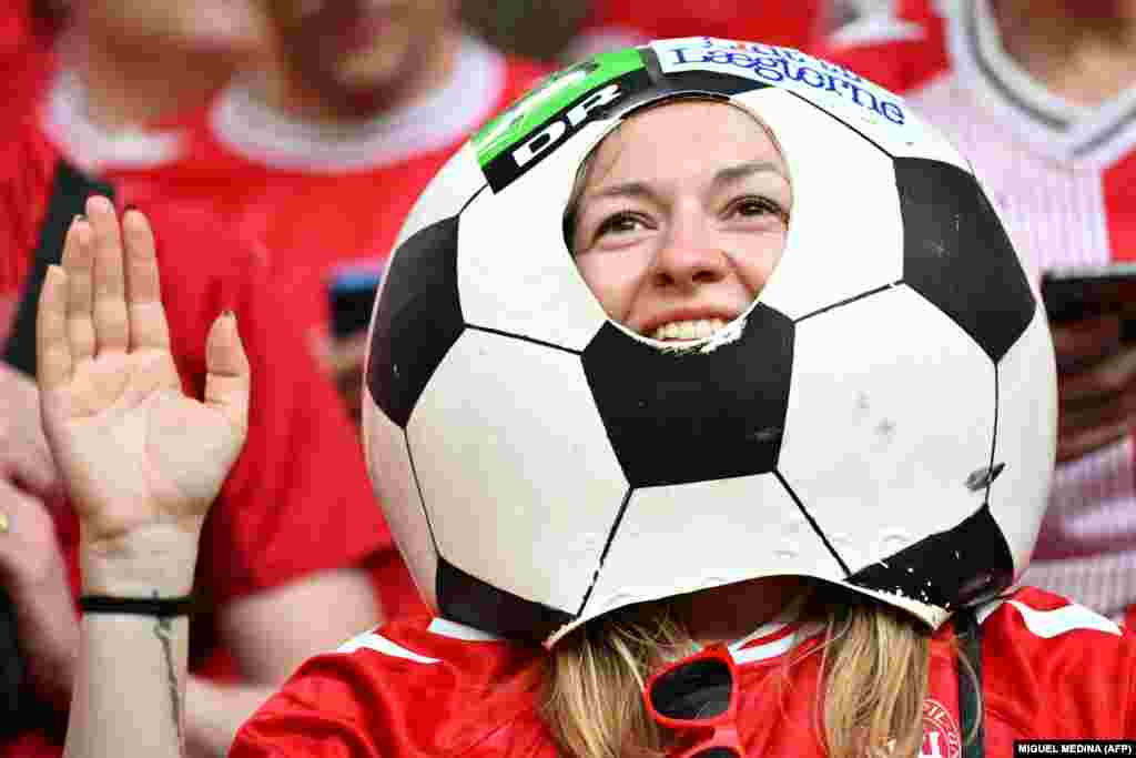 Болельщица из Дании на матче группы C между Сербией и Данией в Мюнхене, 25 июня. Матч завершился ничьей &mdash; 0:0. Дания заняла второе место в группе, Сербия выбыла из турнира &nbsp;