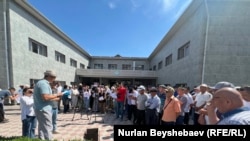 Кемпир-Абад иши боюнча айып тагылган саясатчы жана активисттердин жакындары. Бишкектин Биринчи май райондук соту. 13-июнь, 2024-жыл.